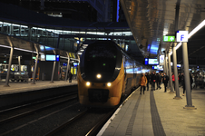 903015 Afbeelding van de intercity naar Arnhem (VIRM) tijdens aankomst langs het 7e perron (spoor 19) van het Centraal ...